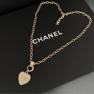 Iconic CHANEL CC heart pendant necklace short
